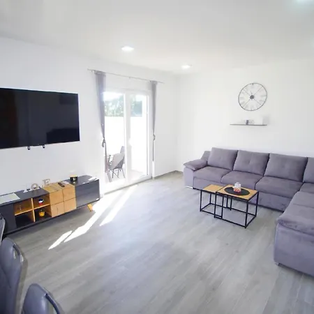 Holiday home Mit Privatpool Fuer 7 Personen Ca 120 M In Sisan, Istrien Medulin Und Umgebung *