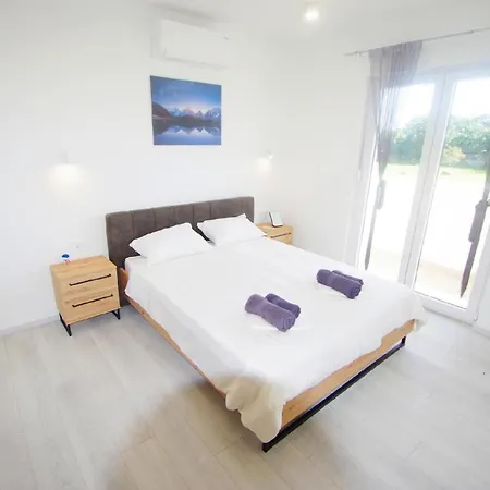 Mit Privatpool Fuer 7 Personen Ca 120 M In Sisan, Istrien Medulin Und Umgebung * Sisan