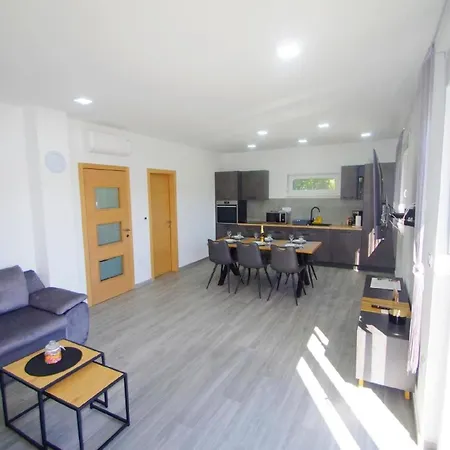 Mit Privatpool Fuer 7 Personen Ca 120 M In Sisan, Istrien Medulin Und Umgebung Sisan