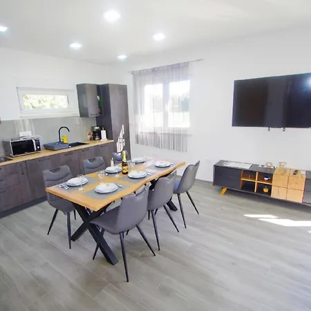 Mit Privatpool Fuer 7 Personen Ca 120 M In Sisan, Istrien Medulin Und Umgebung *