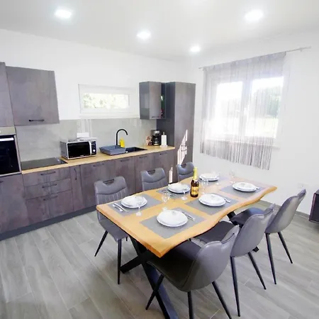Holiday home Mit Privatpool Fuer 7 Personen Ca 120 M In Sisan, Istrien Medulin Und Umgebung *