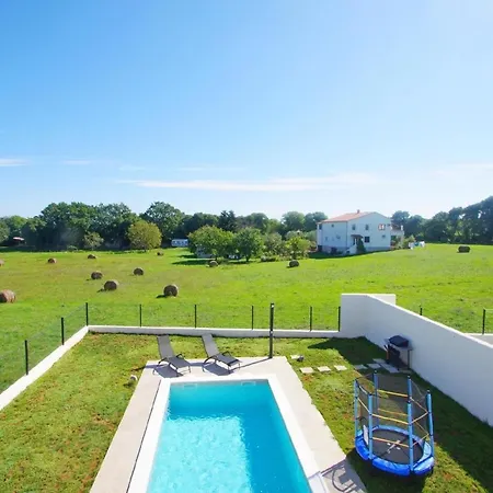 Mit Privatpool Fuer 7 Personen Ca 120 M In Sisan, Istrien Medulin Und Umgebung Holiday home *