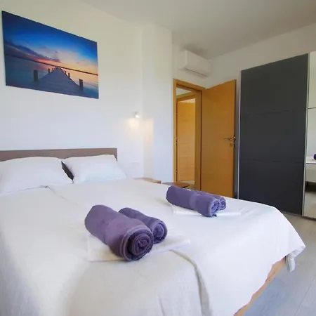 Mit Privatpool Fuer 7 Personen Ca 120 M In Sisan, Istrien Medulin Und Umgebung Holiday home *