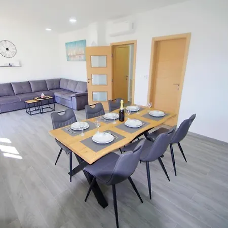 Holiday home Mit Privatpool Fuer 7 Personen Ca 120 M In Sisan, Istrien Medulin Und Umgebung Sisan