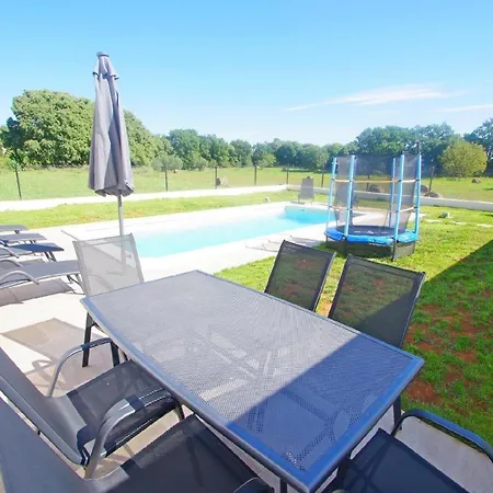 Mit Privatpool Fuer 7 Personen Ca 120 M In Sisan, Istrien Medulin Und Umgebung Holiday home *